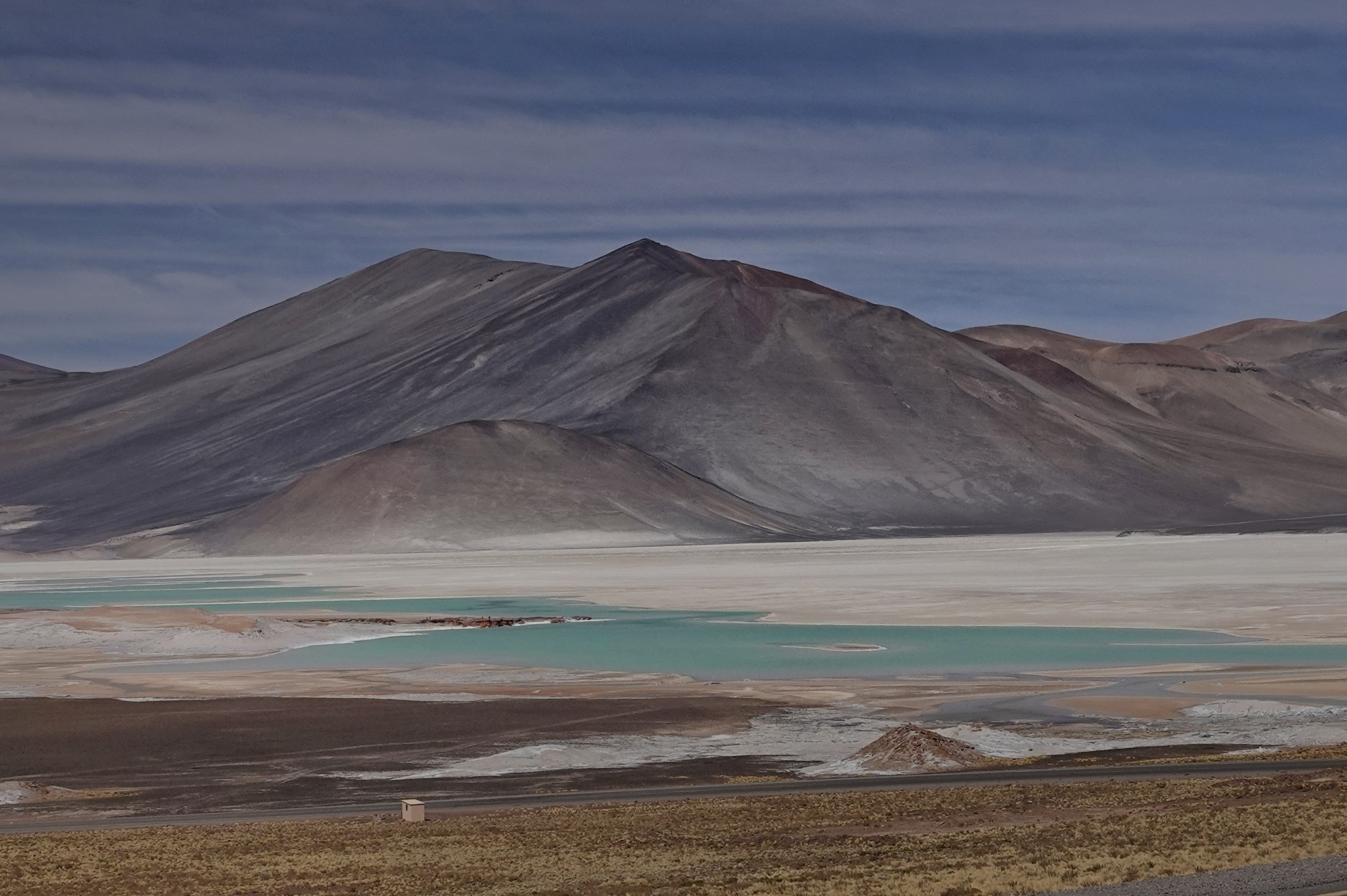 Lagune d'altitude et reliefs colorés
